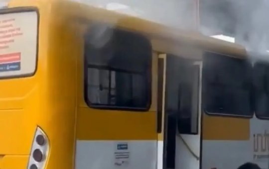 Ônibus pega fogo dentro da Estação Mussurunga, em Salvador