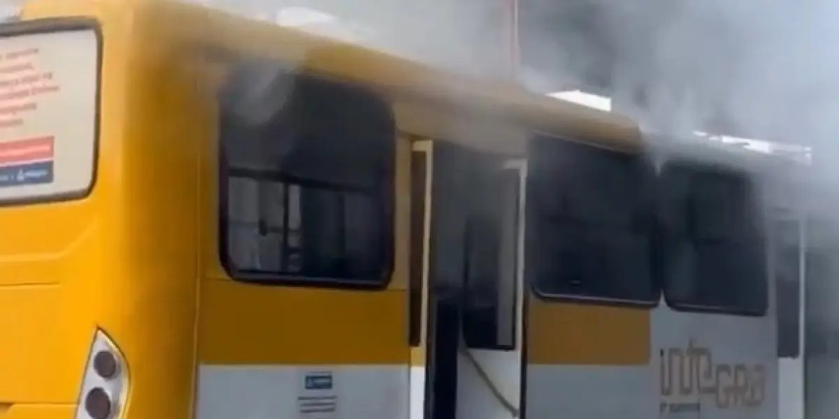 Ônibus pega fogo dentro da Estação Mussurunga, em Salvador