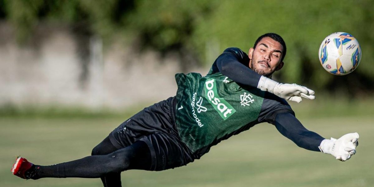 Lucas Arcanjo tem retorno adiado no time do Vitória