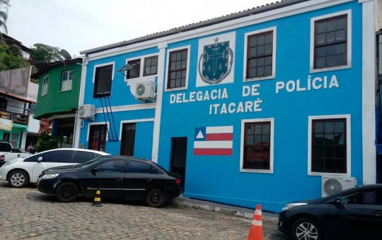 Mulher acusada de queimar partes do corpo da filha é presa em Itacaré