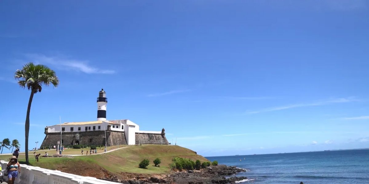 Suspeito de roubar e engolir correntes é preso dentro do mar em Salvador