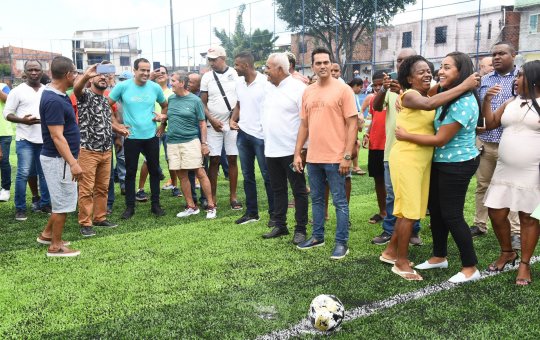 Prefeitura inaugura campo com grama sintética no Rio Sena