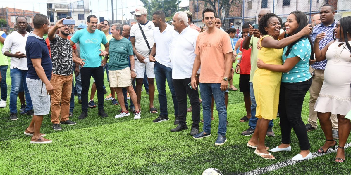Prefeitura inaugura campo com grama sintética no Rio Sena