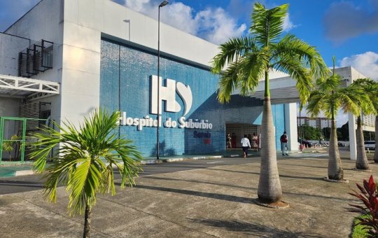 Homem é preso após agredir funcionários de hospital e desacatar policiais