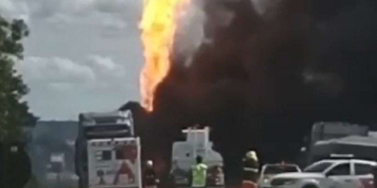 Motorista de caminhão morre carbonizado após acidente envolvendo quatro veículos