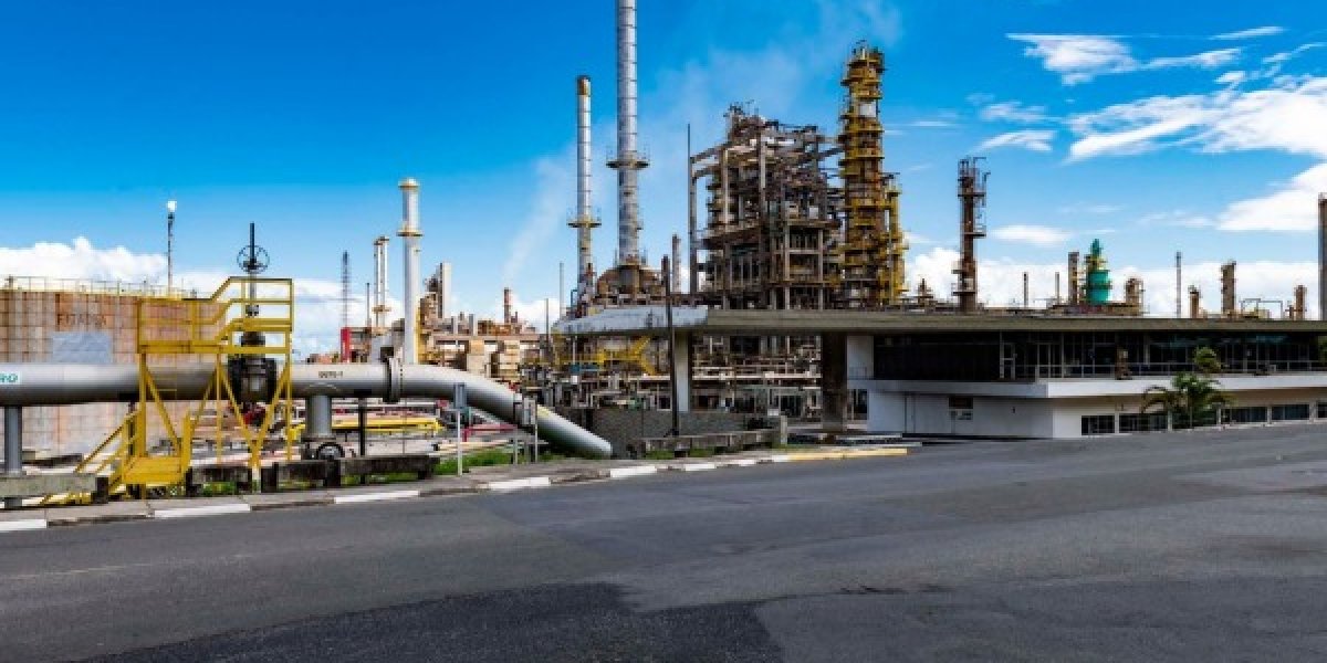 Trabalhadores da Refinaria Mataripe entram em greve após demissão em massa