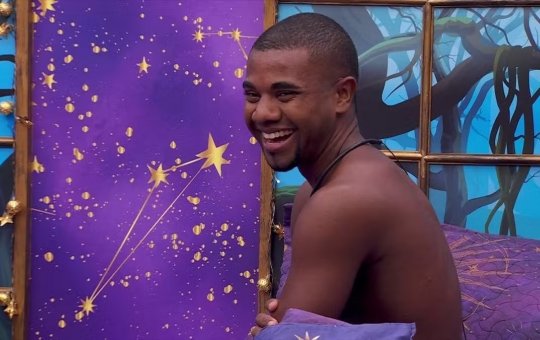 Davi acorda animado dançando Nadson Ferinha com Alane; veja