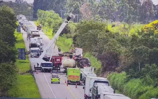 Interdição no trânsito causa engarrafamento com quase 60 km na BR-116
