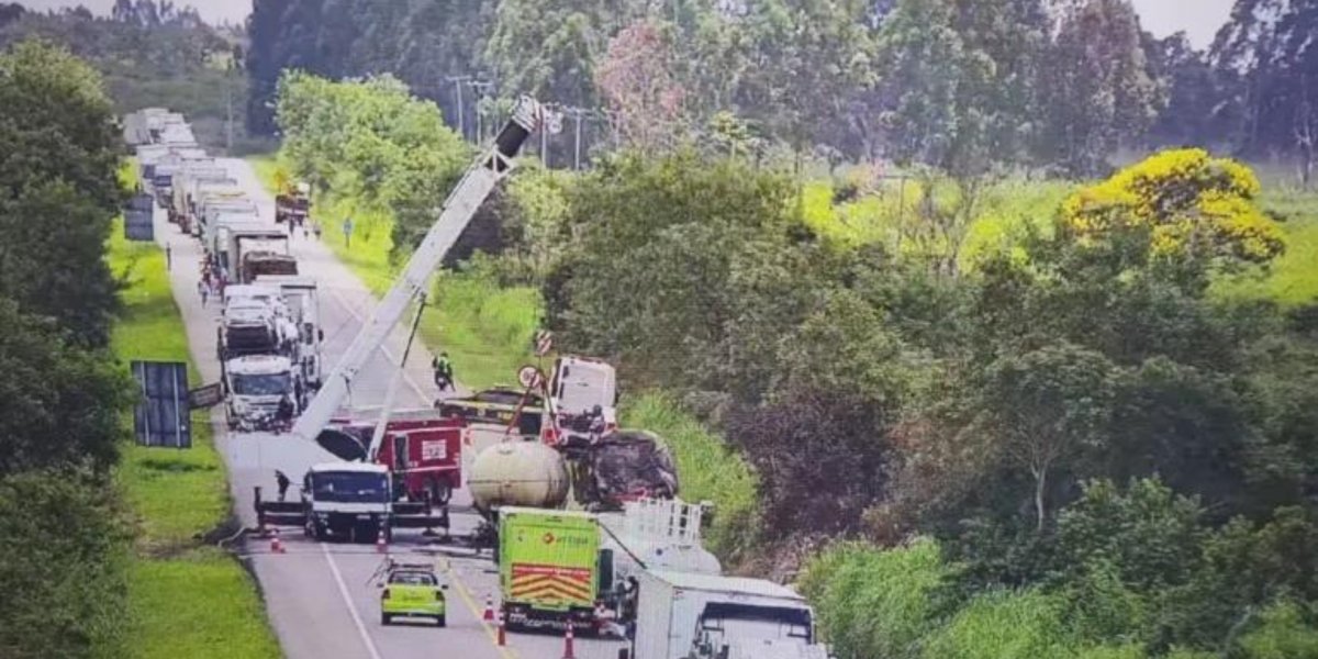 Interdição no trânsito causa engarrafamento com quase 60 km na BR-116