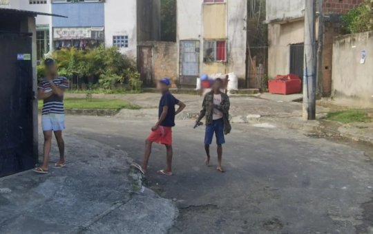 Carro do Google Maps flagra jovens armados em Valéria