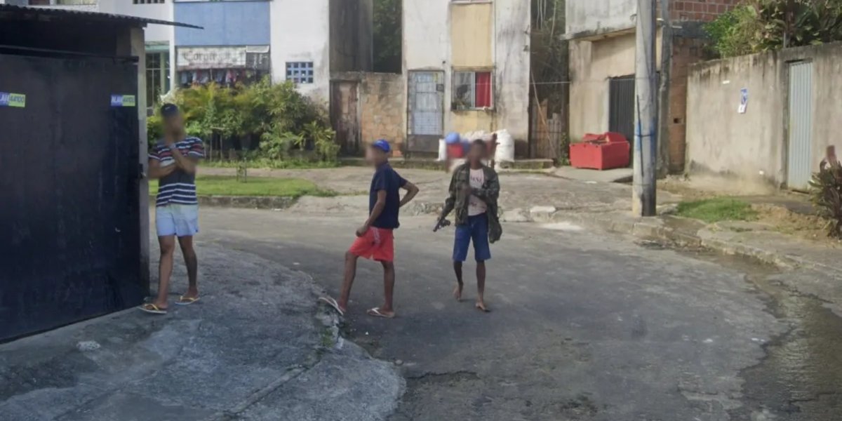 Carro do Google Maps flagra jovens armados em Valéria