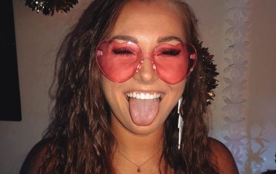 Jovem é diagnosticada com rara condição de alergia à água e não toma banho