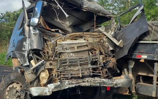 Motorista de ônibus morre após acidente com caminhão no sudoeste da Bahia