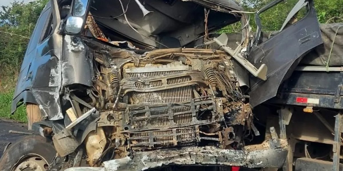 Motorista de ônibus morre após acidente com caminhão no sudoeste da Bahia