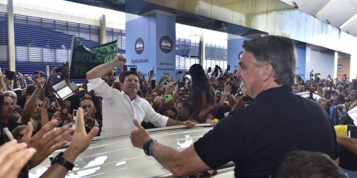 Bolsonaro e João Roma chegam juntos a encontro do PL
