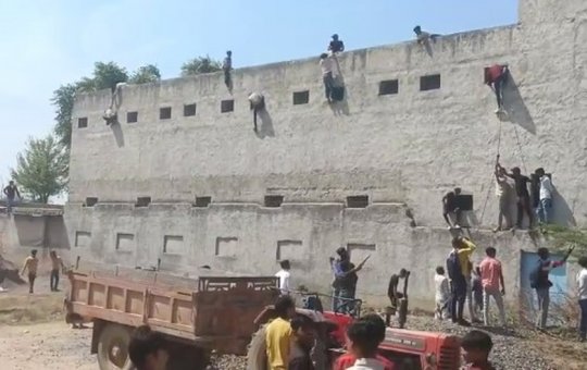 Homens são flagrados escalando fachada de escola na Índia