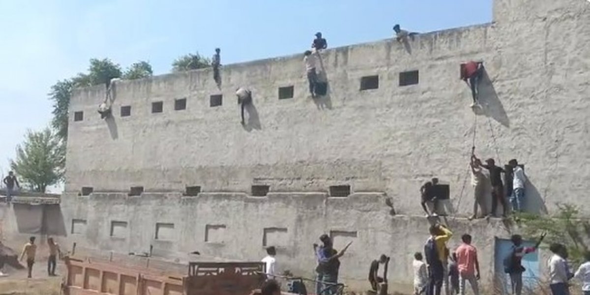 Homens são flagrados escalando fachada de escola na Índia