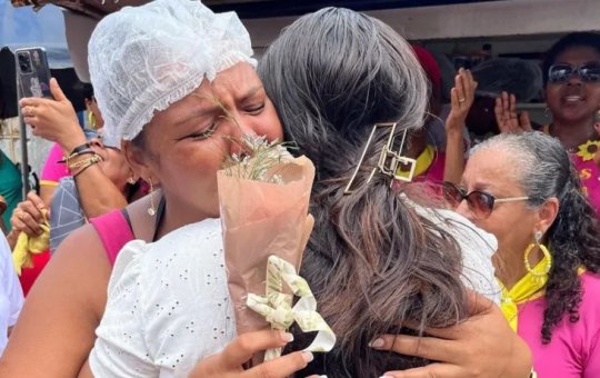 Mulher e mãe de Davi se emocionam em encontro 