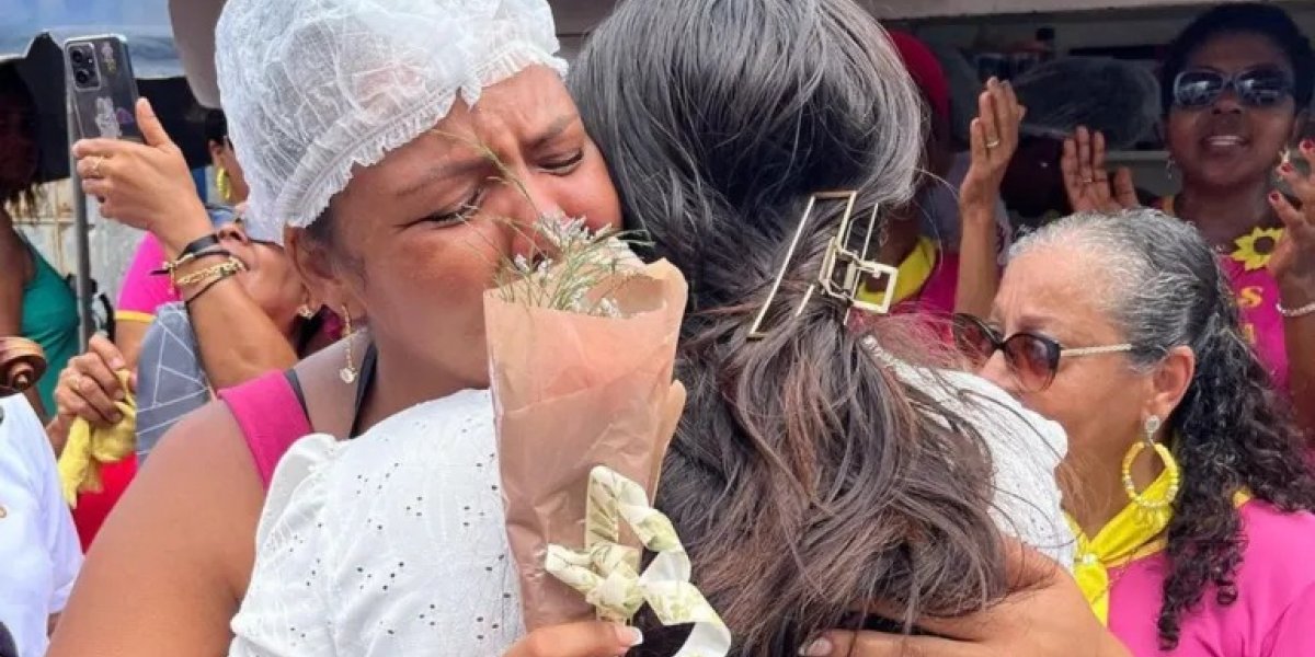 Mulher e mãe de Davi se emocionam em encontro 