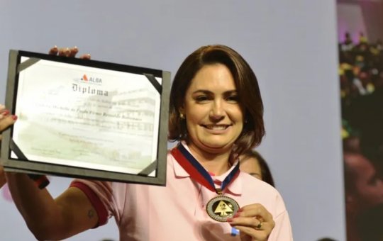 Michelle Bolsonaro recebe a mais alta honraria da Alba 