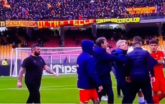 Técnico de clube europeu dá cabeçada em atacante rival; VÍDEO