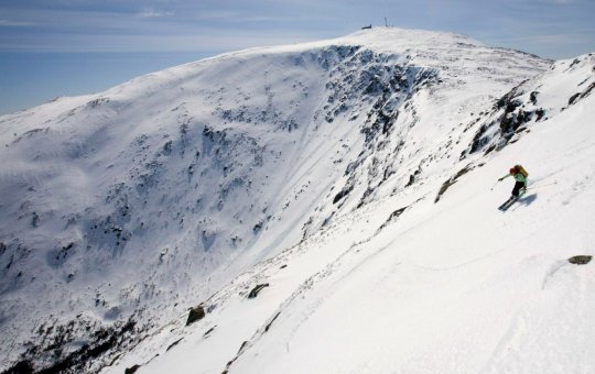 Jovem morre em esquiagem após cair de uma altura de 183 metros nos EUA