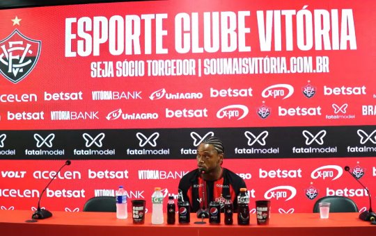 Luiz Adriano é apresentado no Vitória e ressalta: "Não vim pra tirar férias"