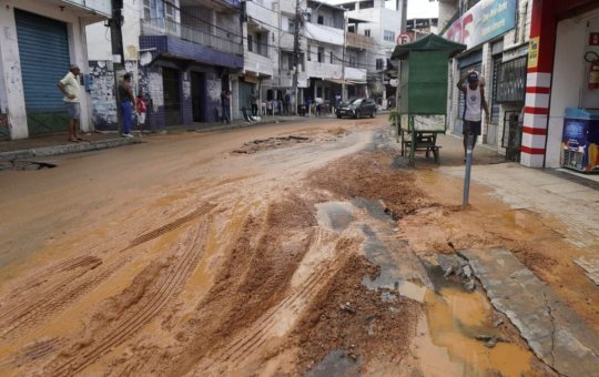 Tubulação rompe em Santa Cruz e ônibus param de circular