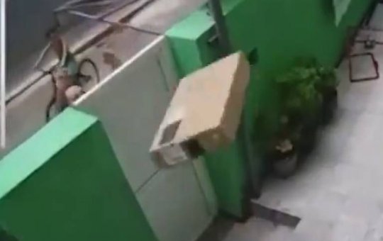 VÍDEO: Entregador arremessa TV pelo muro após não encontrar ninguém em casa
