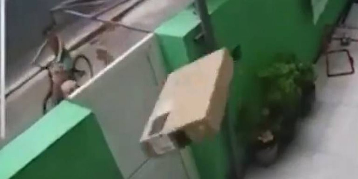 VÍDEO: Entregador arremessa TV pelo muro após não encontrar ninguém em casa