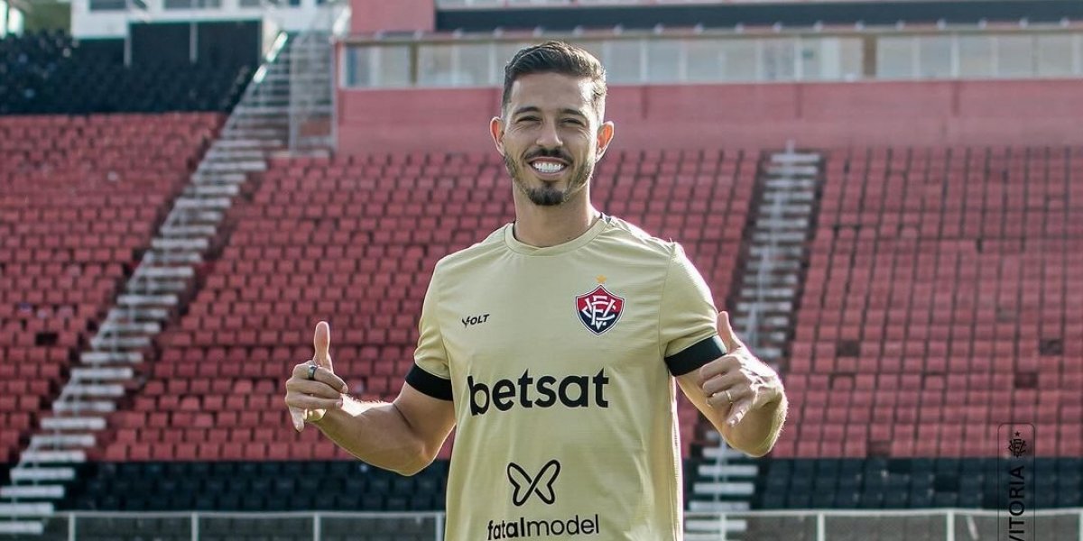 Meia na toca! Jean Mota chega ao Barradão e realiza exames médicos