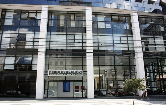 Gerente é demitido após dar ração de cachorro a funcionárias pelo Dia da Mulher