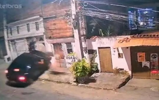 Carro atropela duas pessoas no Subúrbio