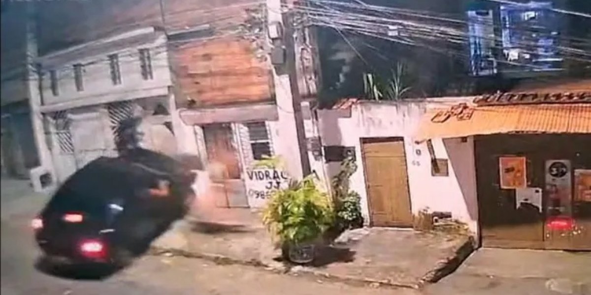 Carro atropela duas pessoas no Subúrbio
