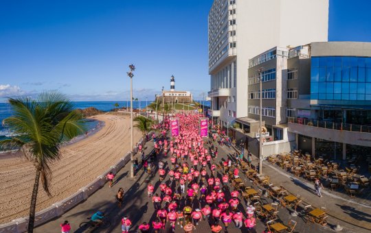 Corrida da Mulher reúne mais de 2 mil participantes na orla de Salvador