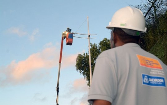 Prefeitura de Salvador amplia rede de iluminação pública na Mata Escura