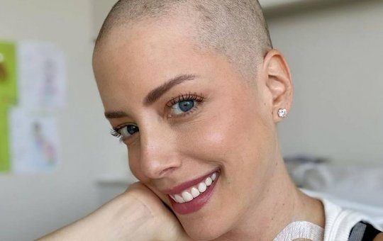 Filha de apresentador da Record volta à internação para luta contra leucemia