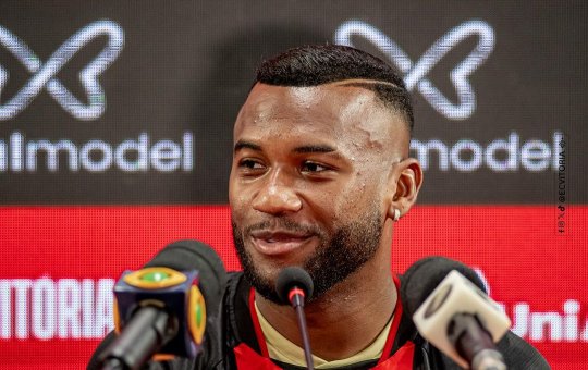 Novo contratado do Vitória se confunde e fala nome do rival em apresentação