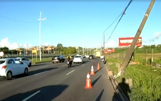Após ser atingindo por um  carro, poste fica pendurado na avenida Paralela