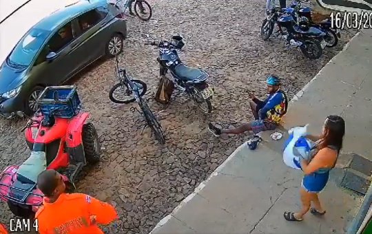 Mulher é flagrada furtando e rasgando bandeira de Israel em agência de turismo