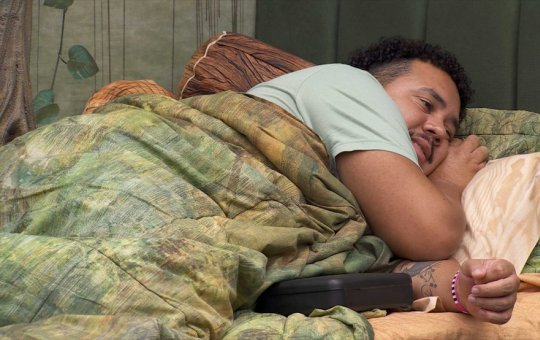 Pra quem será que foi? Lucas Buda entra na resenha e rima em alusão à sister