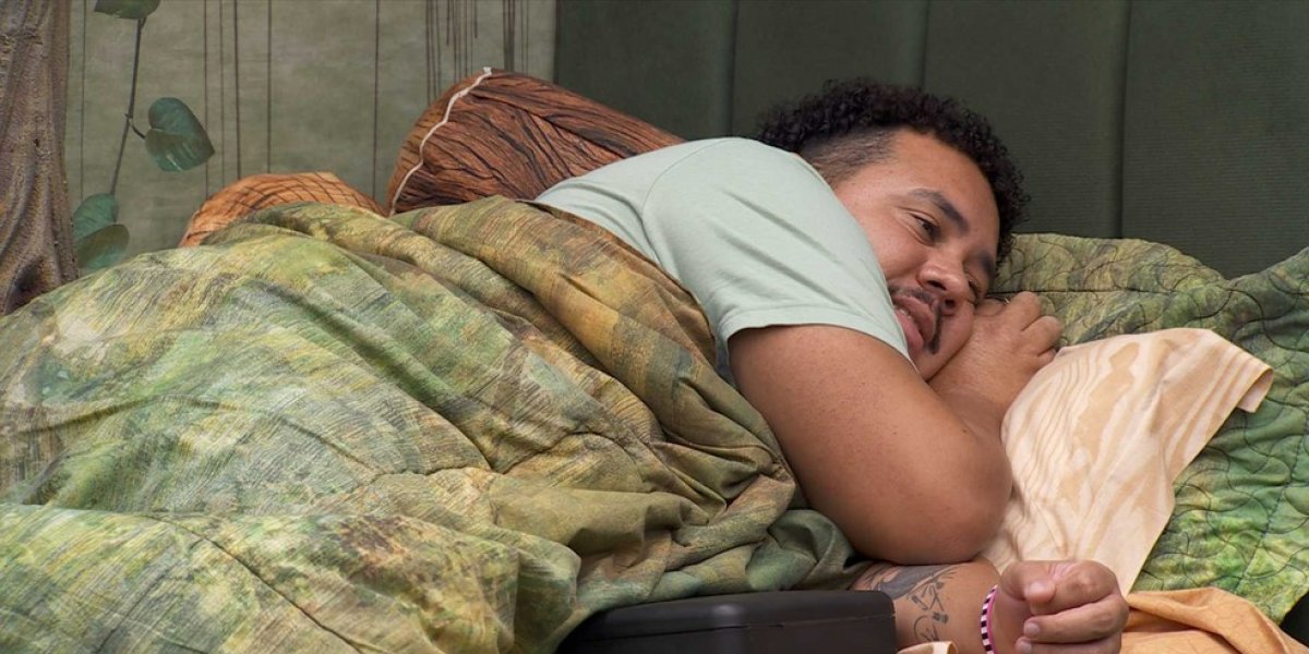 Pra quem será que foi? Lucas Buda entra na resenha e rima em alusão à sister