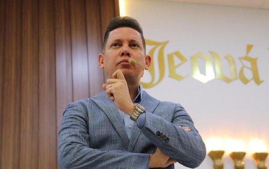 Bispo Bruno Leonardo encontra cobra venenosa dentro de casa