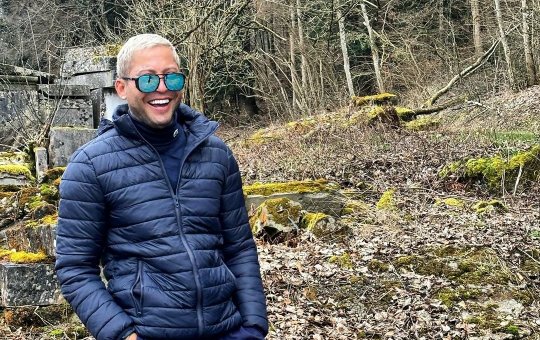 Kannário retorna a Bahia após férias na Europa; "Esqueça tô na casa"