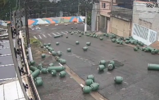 Botijões de gás rolam ladeira abaixo e quase atingem veículo em SP; veja o vídeo