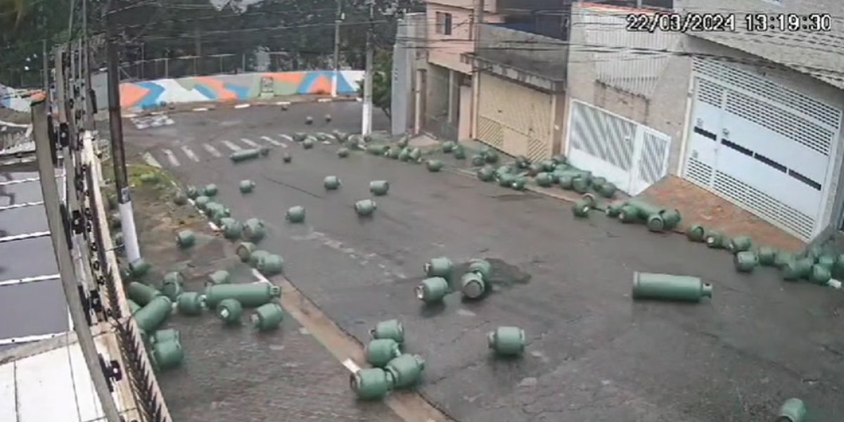 Botijões de gás rolam ladeira abaixo e quase atingem veículo em SP; veja o vídeo
