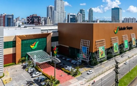 Homem passa mal e desmaia em shopping da capital baiana