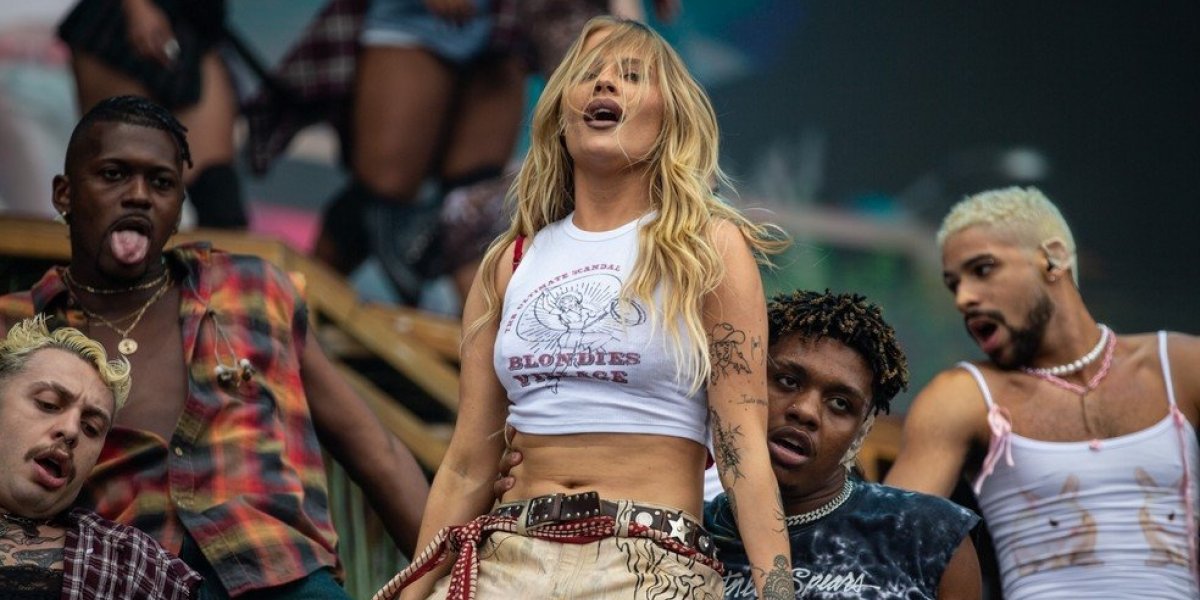 Luísa Sonza faz show no Lollapalooza em homenagem a Chico Buarque