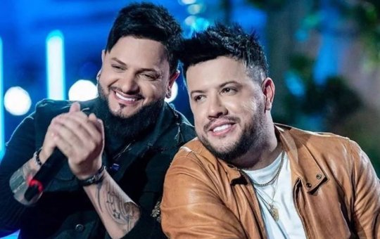 Cantor sertanejo Victor Hugo cai de estrutura móvel em show; VEJA o vídeo