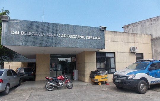 Polícia Militar apreende adolescente que portava armas e drogas no Pero Vaz